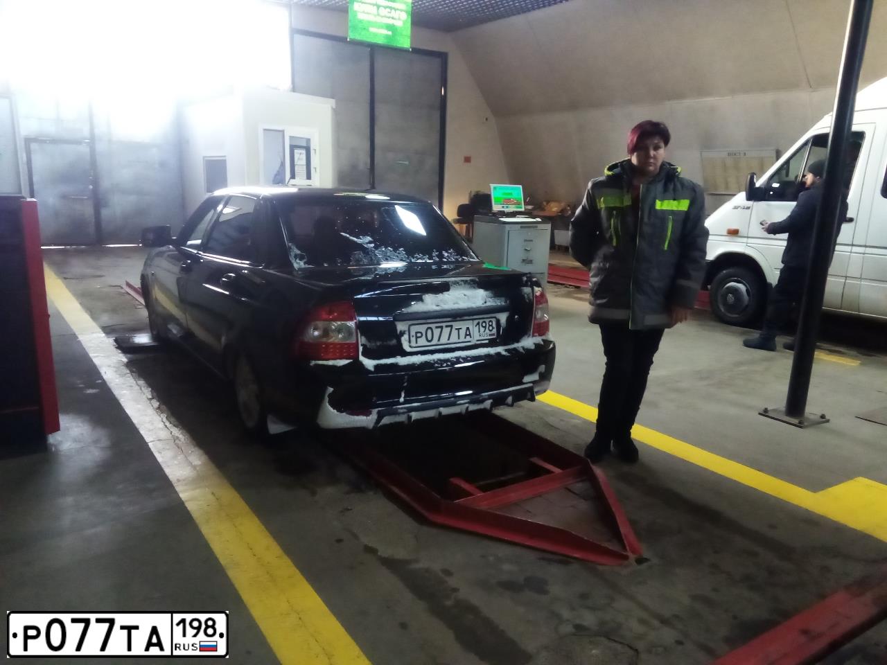Фото автомобиля LADA PRIORA, 2013 — госномер В988ЕО06. Цвет: Сине-Черный