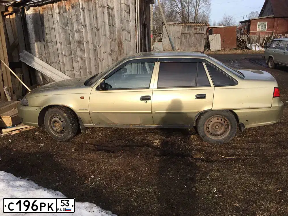 Фото автомобиля DAEWOO NEXIA, 2011 — госномер С196РК53. Цвет: ПЕСОЧНЫЙ