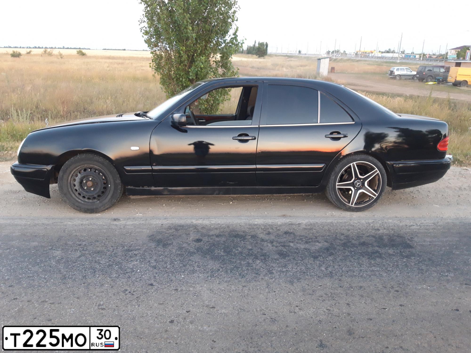 Фото автомобиля MERCEDES E-KLASSE, 1997 — госномер К864УВ178. Цвет: Темно-синий