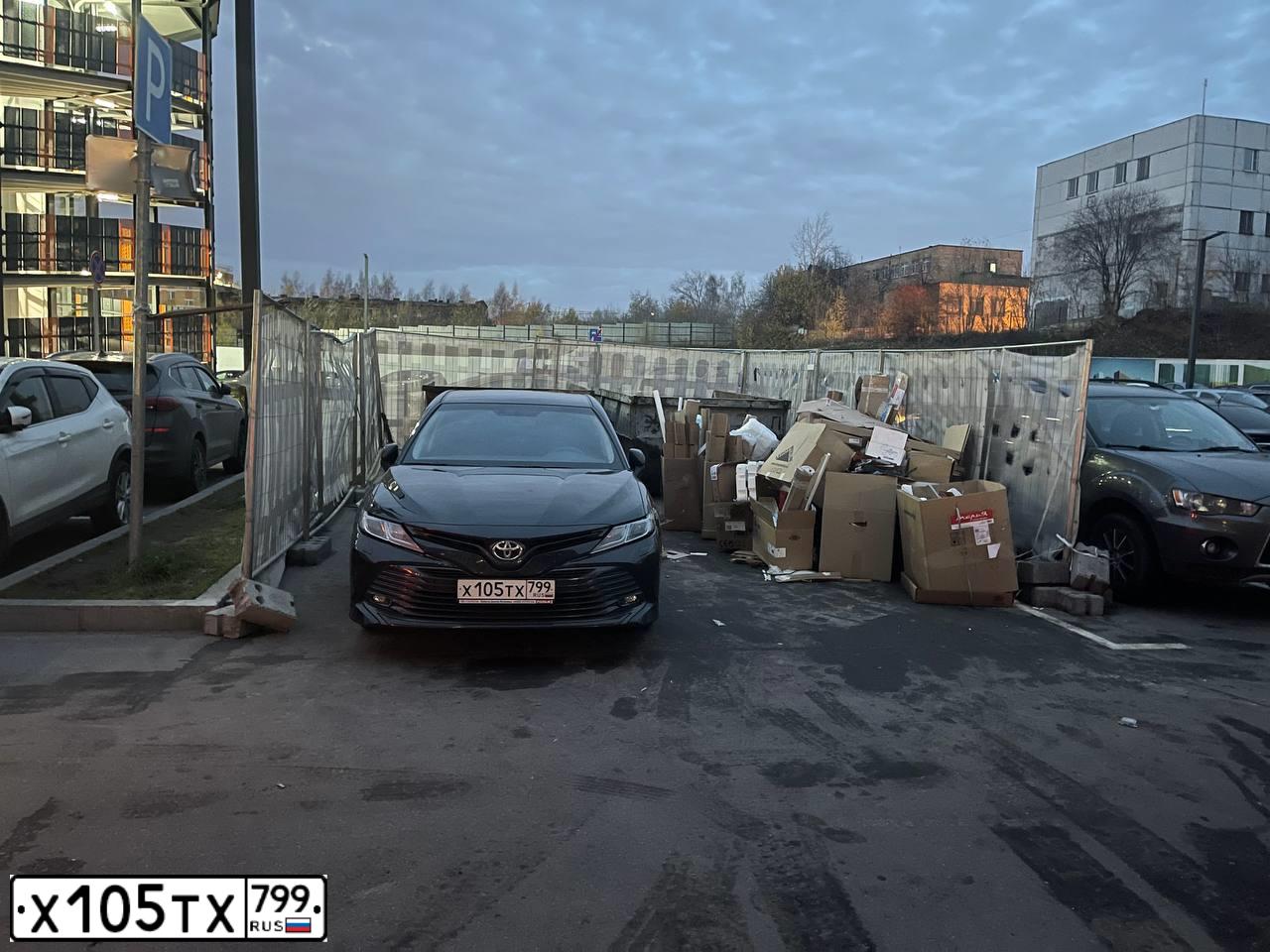Фото автомобиля TOYOTA CAMRY, 2020 — госномер Х105ТХ799. Цвет: ЧЕРНЫЙ