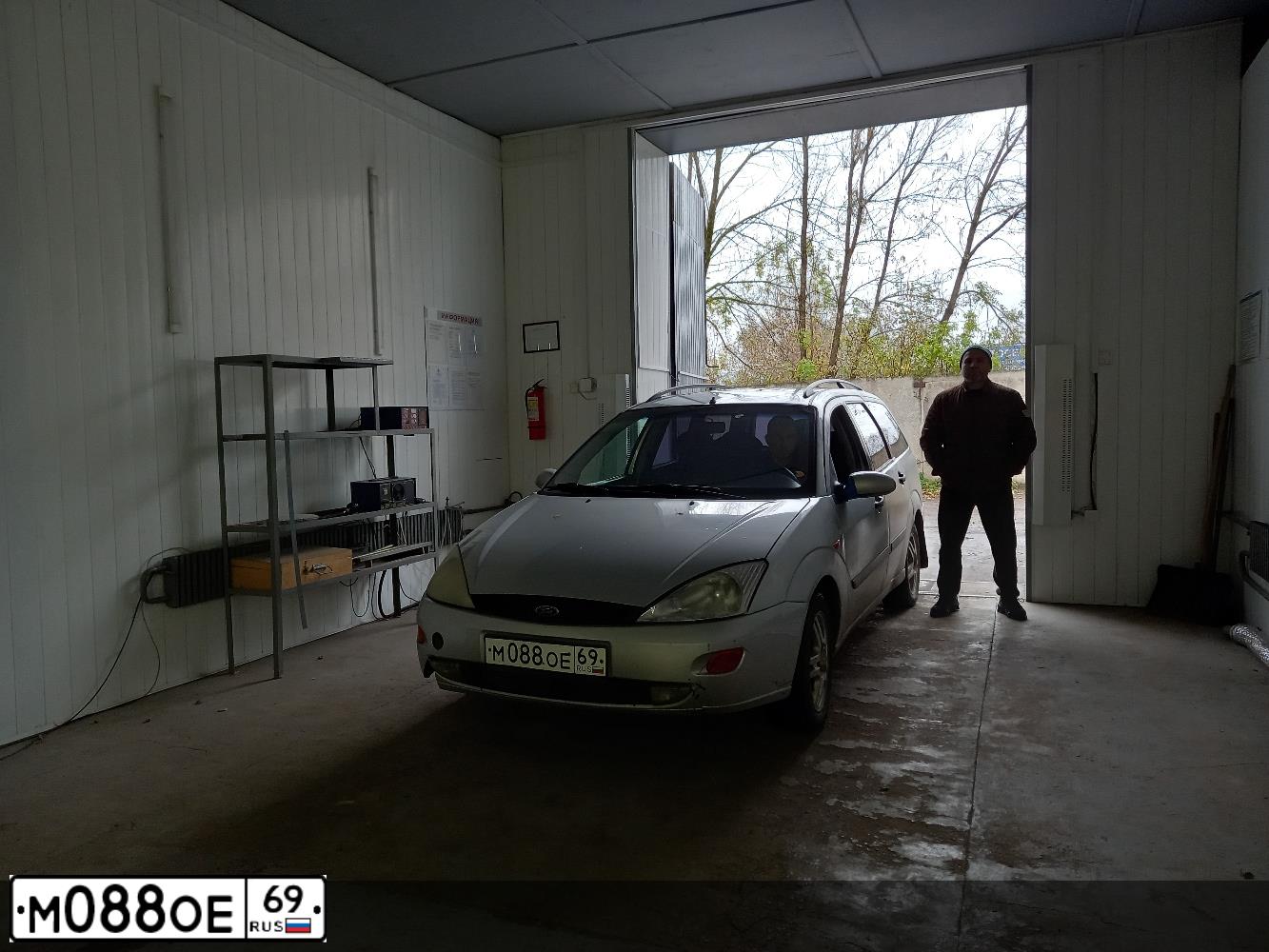 Фото автомобиля FORD FOCUS, 2001 — госномер М088ОЕ69. Цвет: СЕРЕБРИСТЫЙ