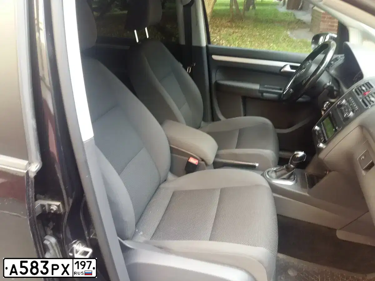 Фото автомобиля VOLKSWAGEN TOURAN, 2011 — госномер Т425ХВ71. Цвет: ЧЕРНЫЙ
