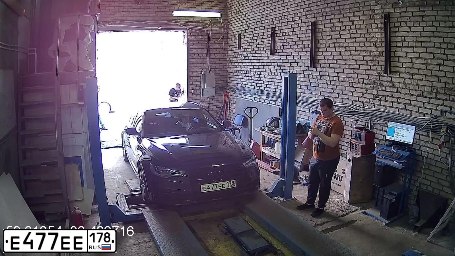 Фото автомобиля AUDI A6, 2012 — госномер Е477ЕЕ178. Цвет: ЧЕРНО-СИНИЙ