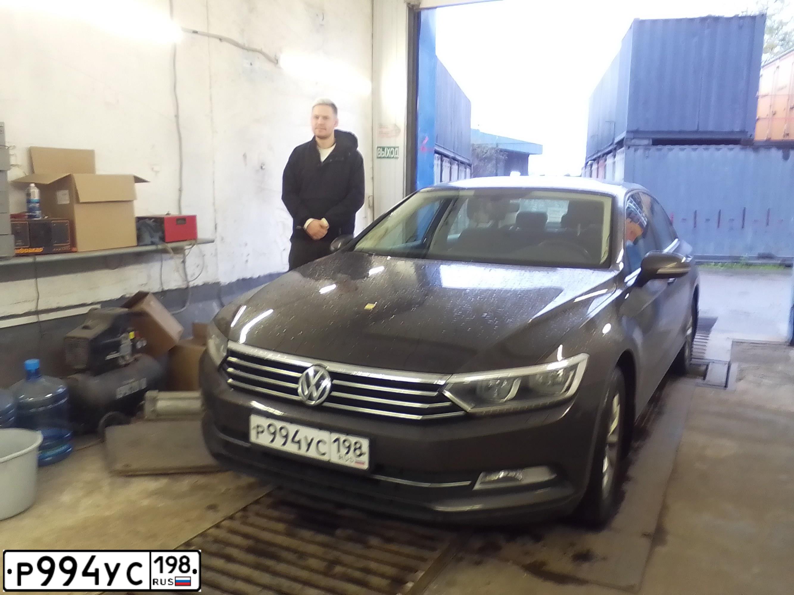 Фото автомобиля VOLKSWAGEN PASSAT, 2016 — госномер Р994УС198. Цвет: Коричневый