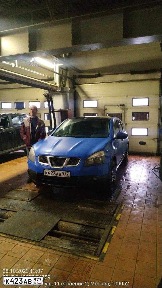 Фото автомобиля NISSAN QASHQAI, 2009 — госномер Н076НН190. Цвет: СИНИЙ