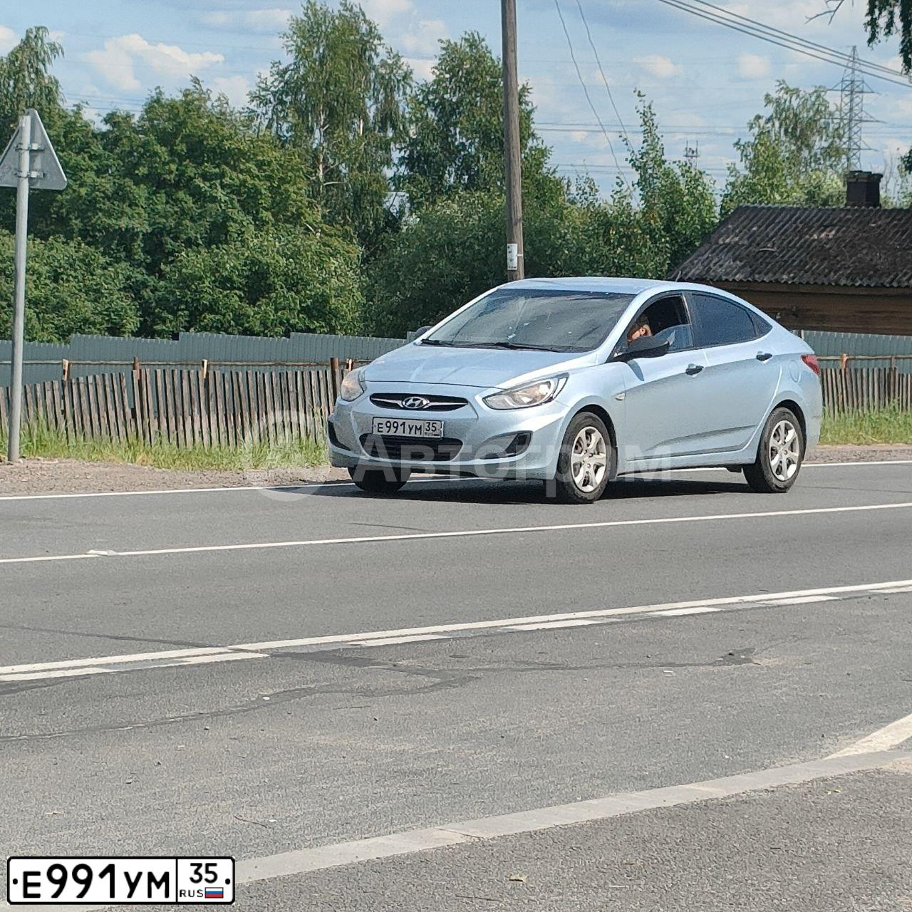 Фото автомобиля HYUNDAI SOLARIS, 2013 — госномер Е991УМ35. Цвет: СЕРО-ГОЛУБОЙ