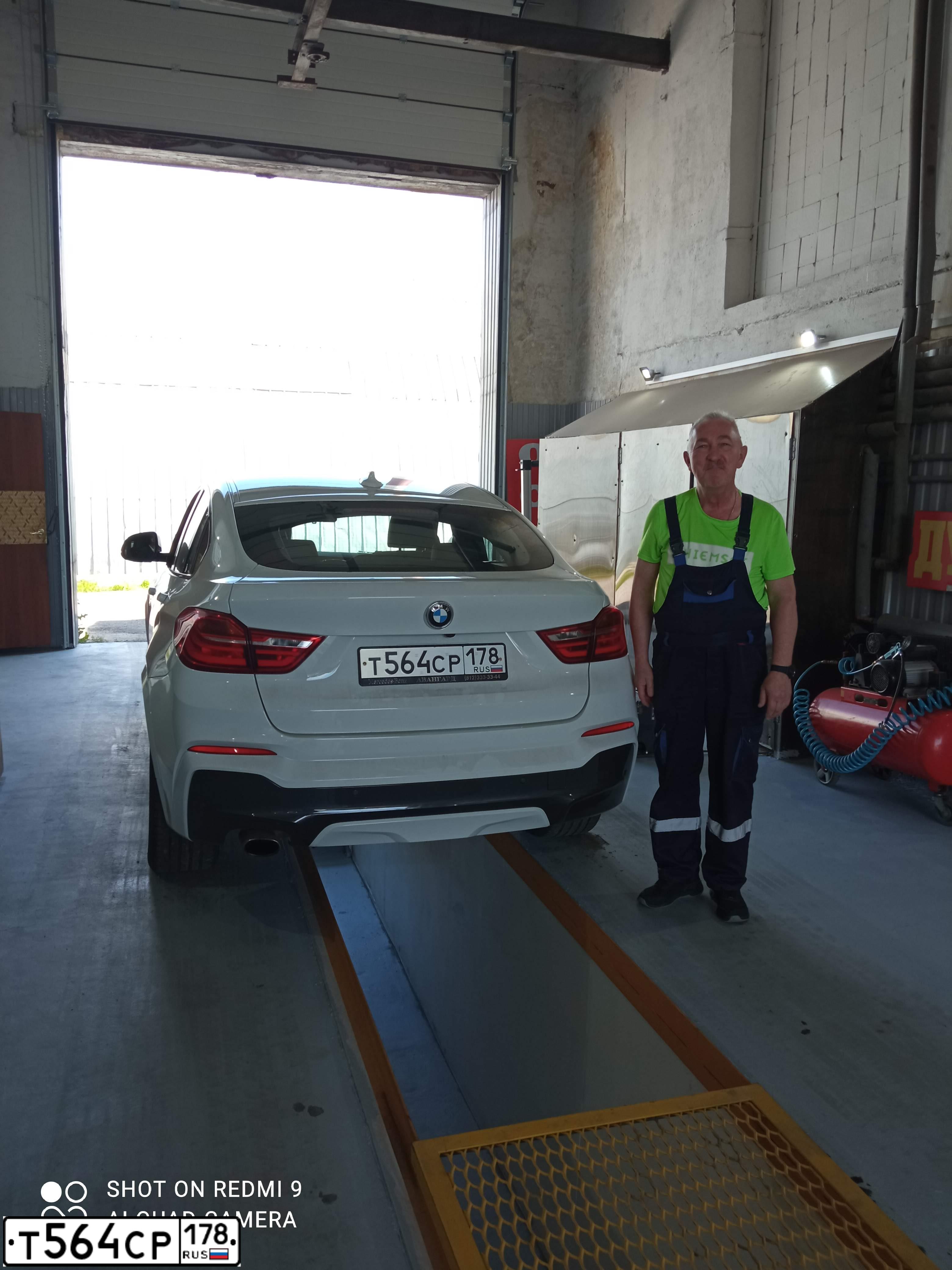 Фото автомобиля BMW X4, 2015 — госномер Т564СР178. Цвет: БЕЛЫЙ