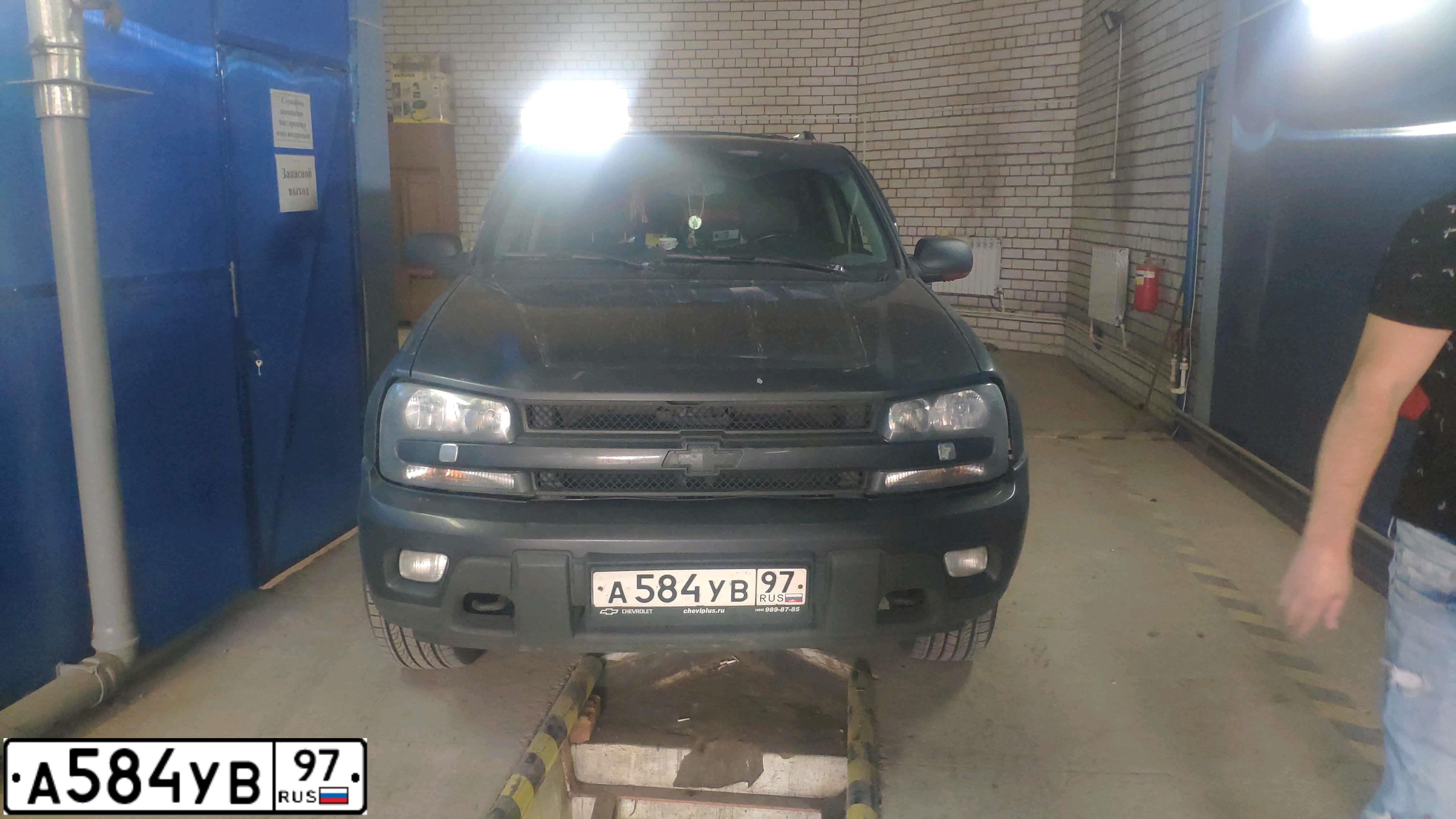 Фото автомобиля CHEVROLET TRAILBLAZER, 2005 — госномер А584УВ97. Цвет: СЕРЫЙ