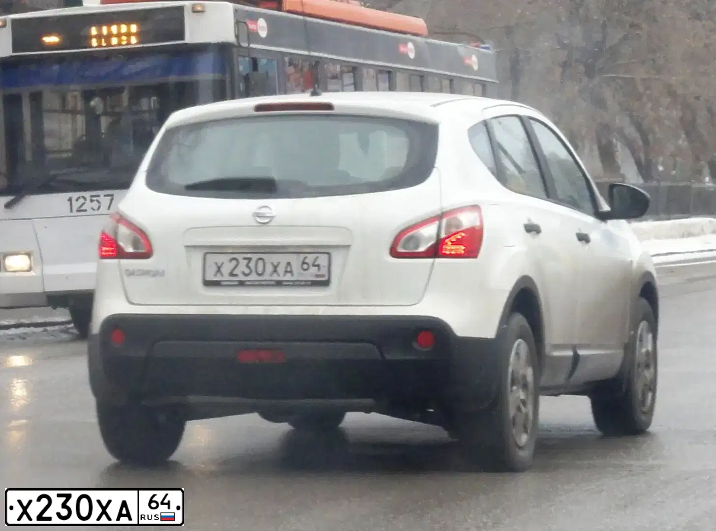 Фото автомобиля NISSAN QASHQAI, 2012 — госномер Х230ХА64. Цвет: БЕЛЫЙ