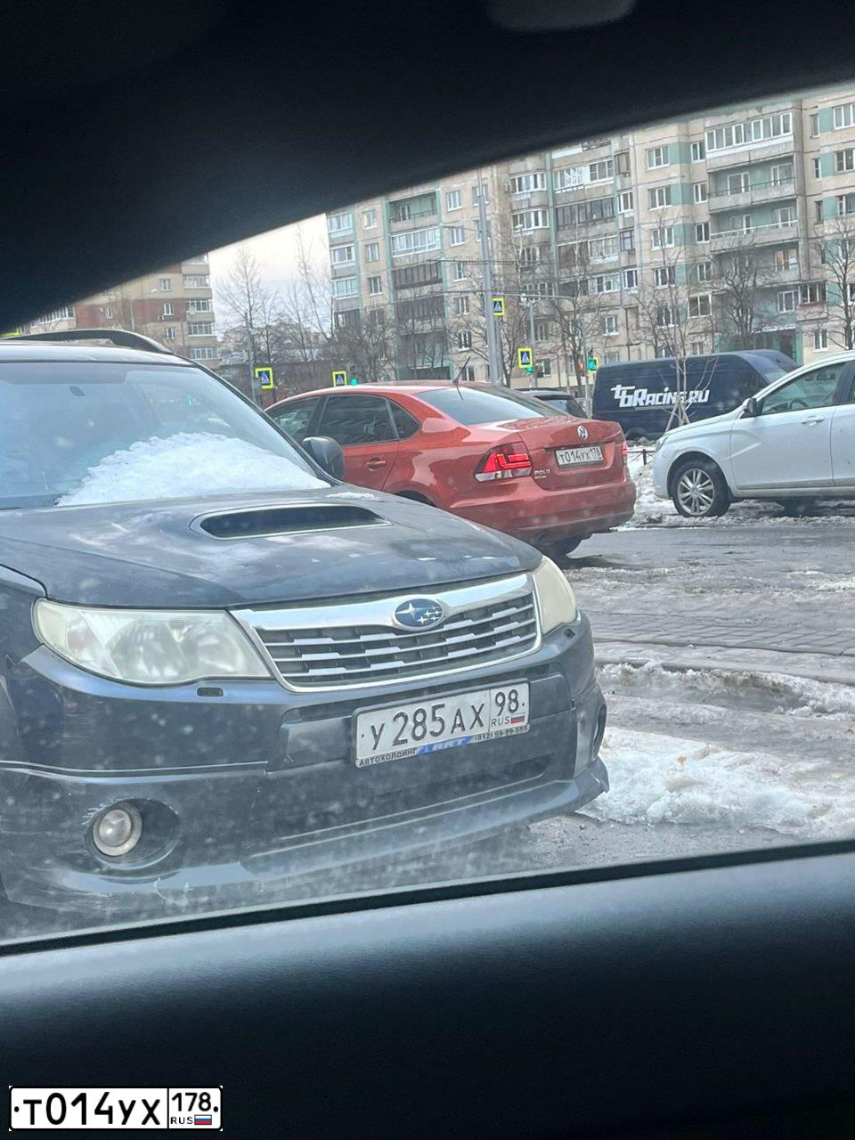 Фото автомобиля VOLKSWAGEN POLO, 2016 — госномер Т014УХ178. Цвет: ОРАНЖЕВО-КРАСНЫЙ