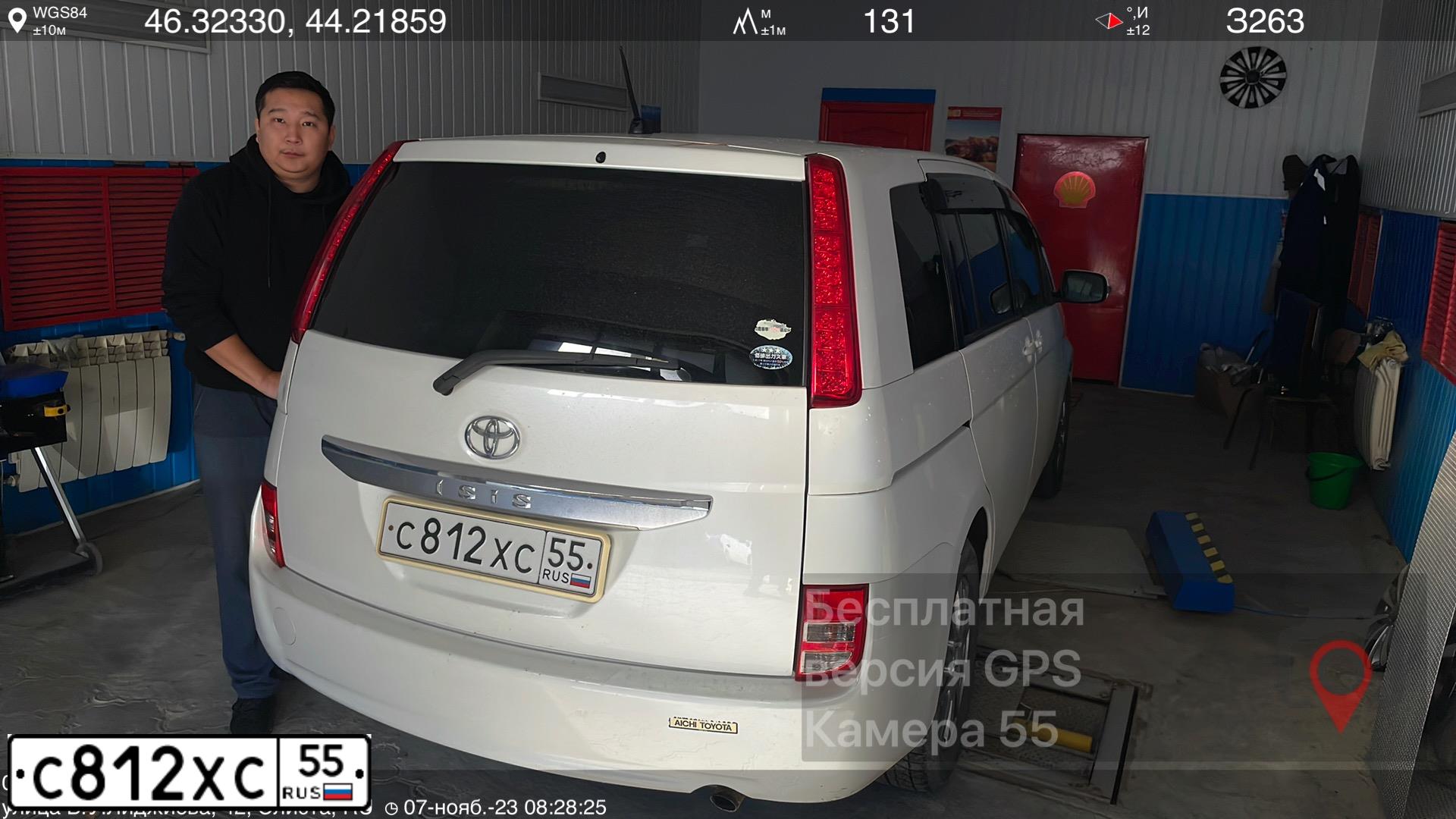 Фото автомобиля TOYOTA ISIS, 2008 — госномер Е812ОУ08