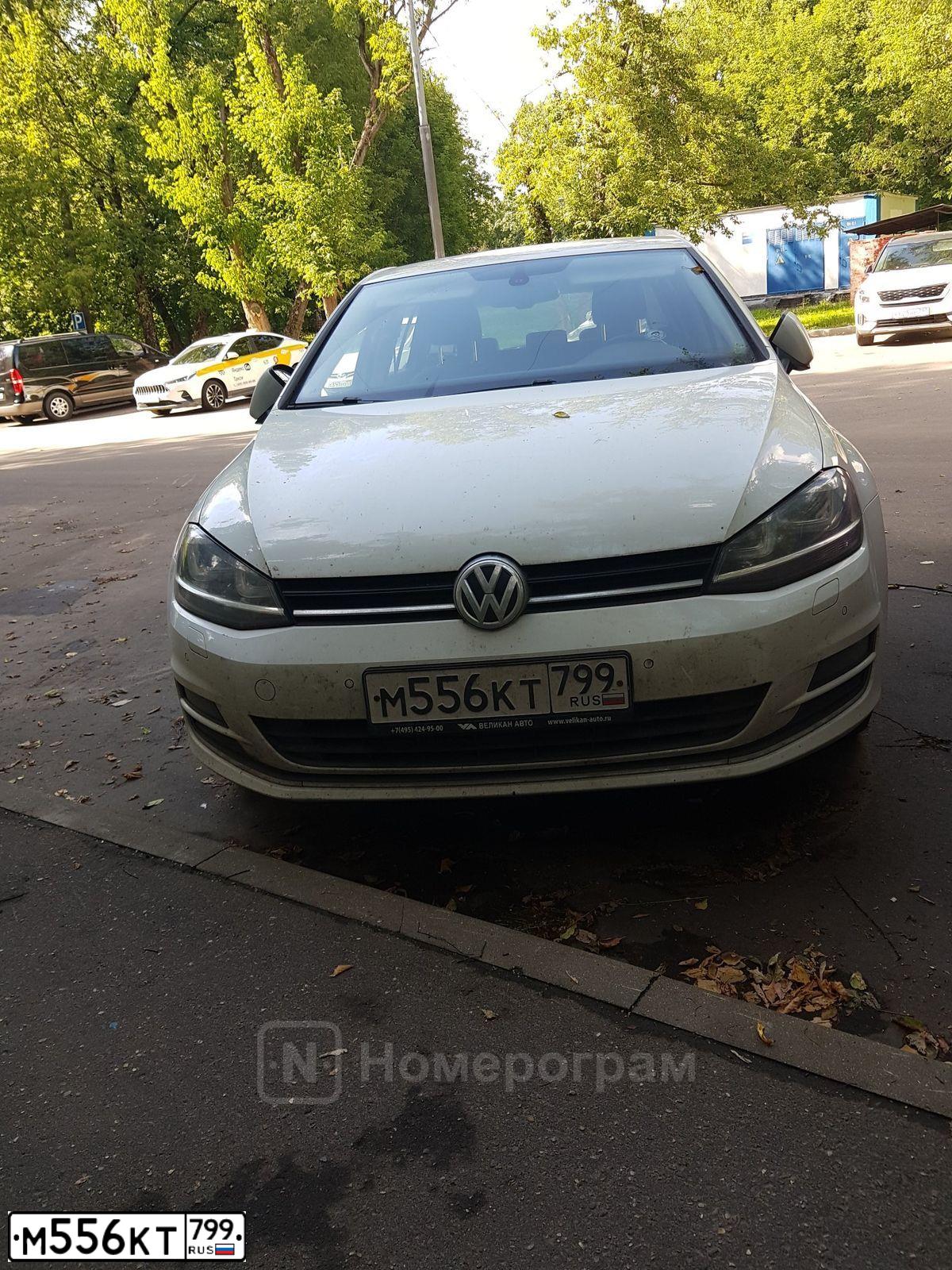 Фото автомобиля VOLKSWAGEN GOLF, 2013 — госномер М556КТ799. Цвет: Белый