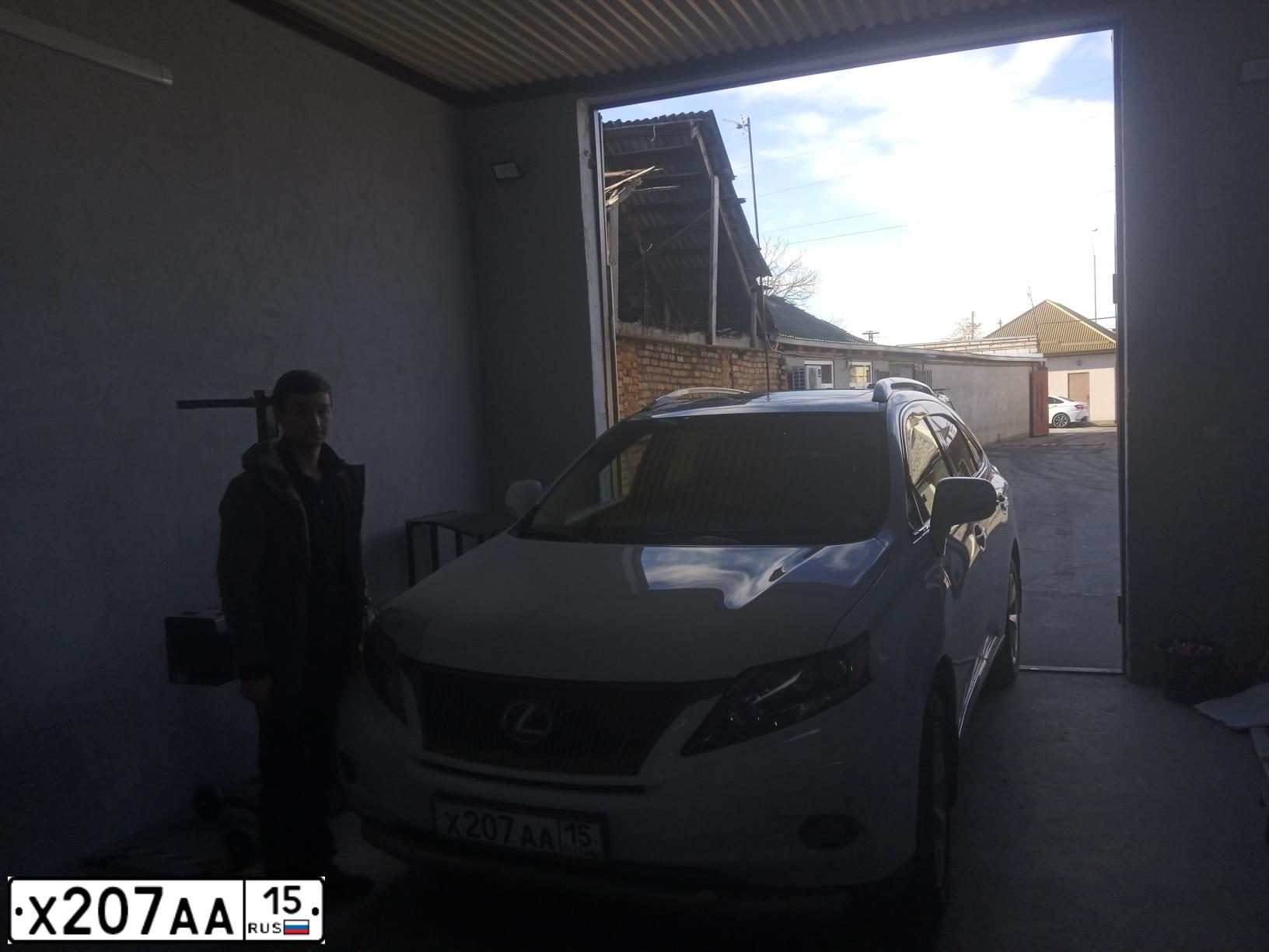 Фото автомобиля LEXUS RX, 2011 — госномер У005УУ67. Цвет: Белый
