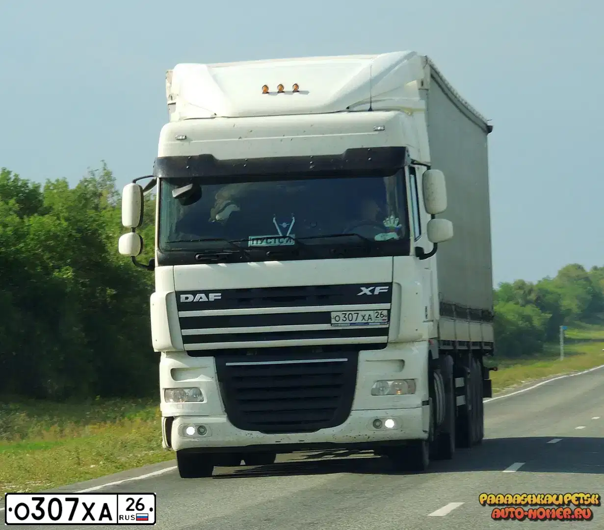 Фото автомобиля DAF XF 105 FT /4X2/, 2012 — госномер О307ХА26. Цвет: Белый