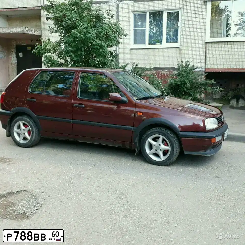 Фото автомобиля VOLKSWAGEN GOLF, 1993 — госномер К423ВМ53. Цвет: Красный