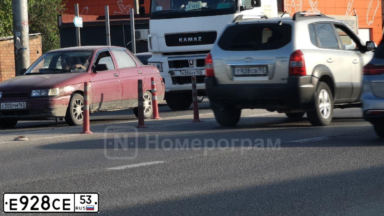 Фото автомобиля HYUNDAI I40, 2013 — госномер Е928СЕ53. Цвет: ЧЕРНЫЙ