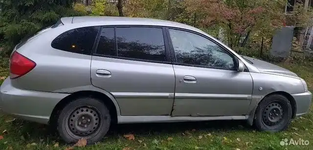 Фото автомобиля KIA RIO, 2005 — госномер Т327НО199. Цвет: СЕРЕБРИСТЫЙ