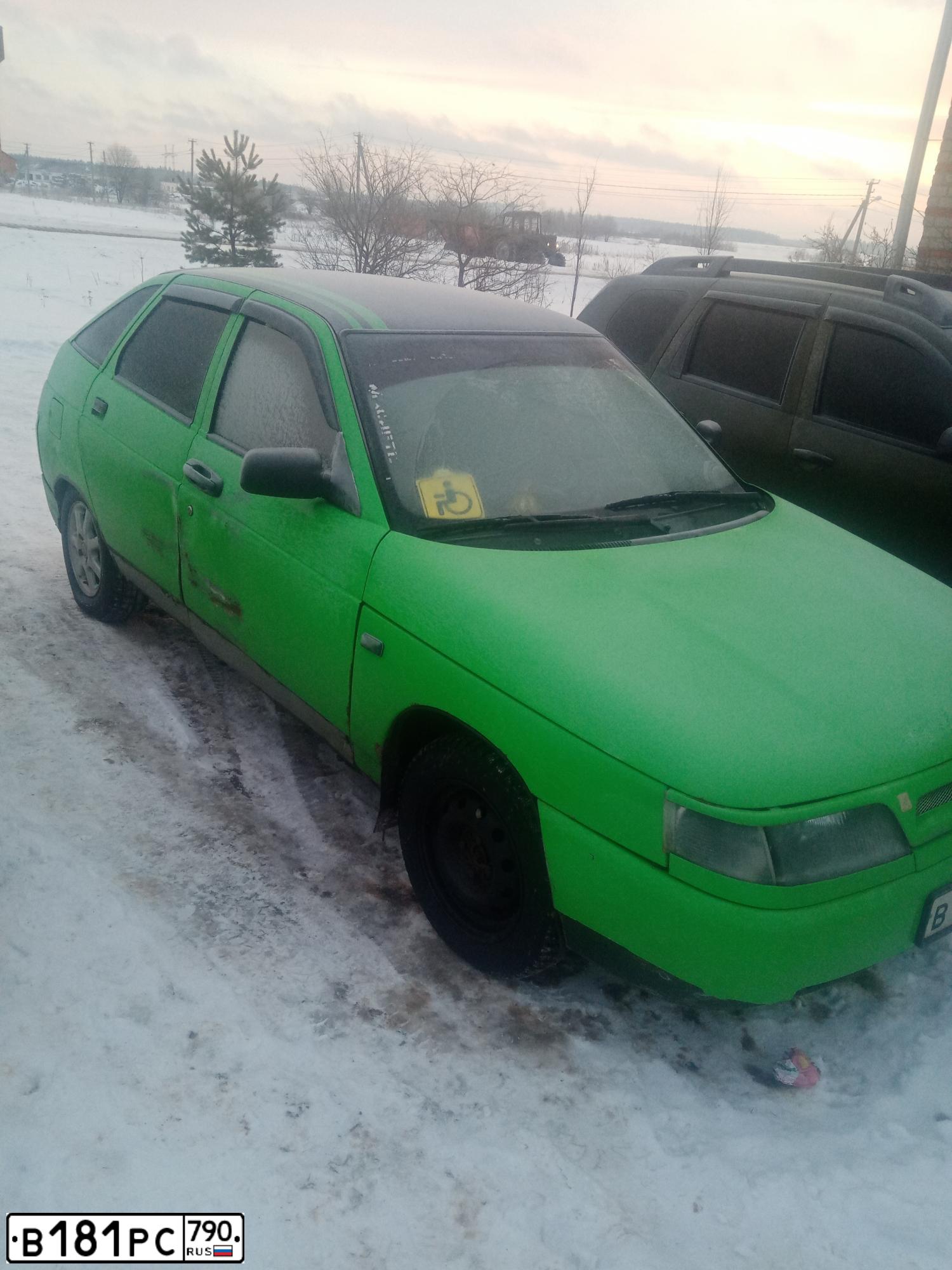 Фото автомобиля LADA 2112, 2004 — госномер Е716РА790. Цвет: Фиолетовый