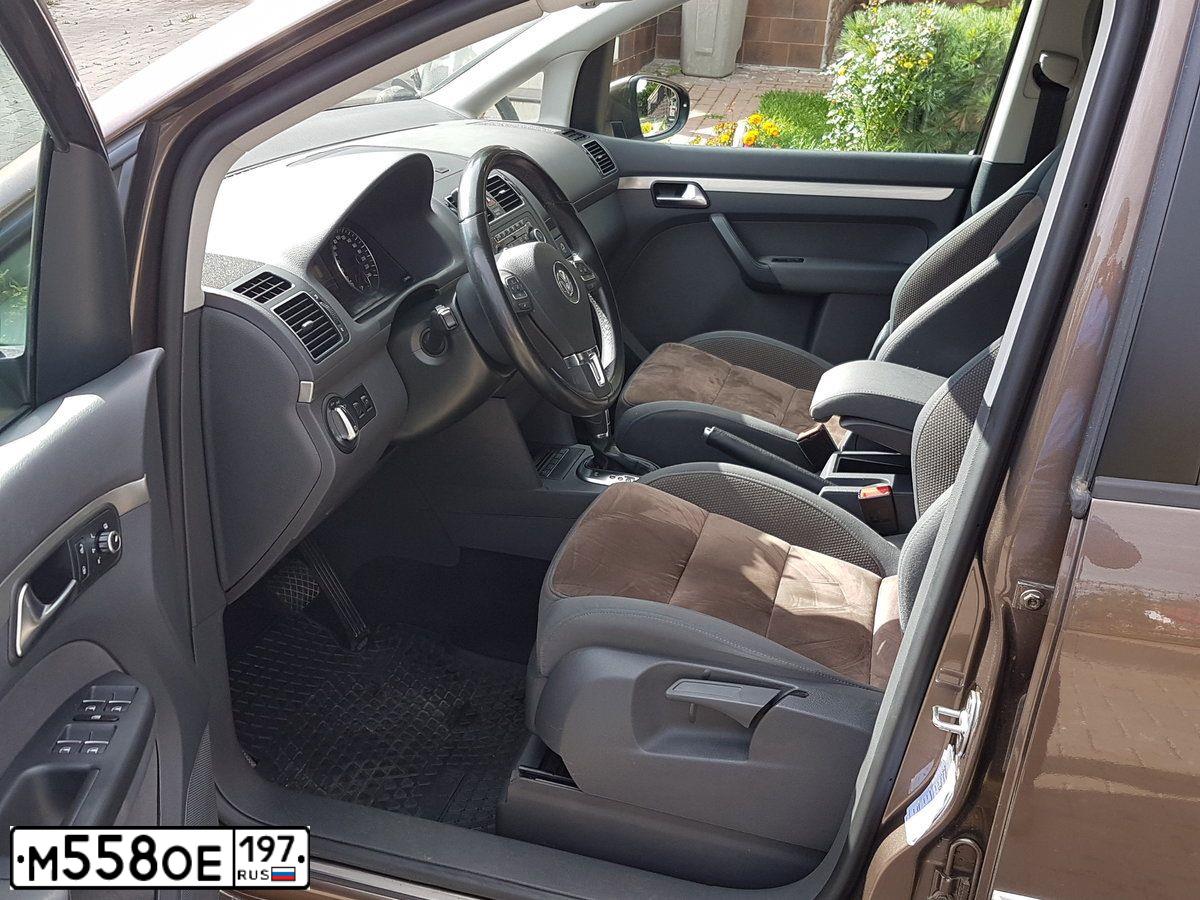 Фото автомобиля VOLKSWAGEN TOURAN, 2011 — госномер О977ЕМ169. Цвет: Коричневый