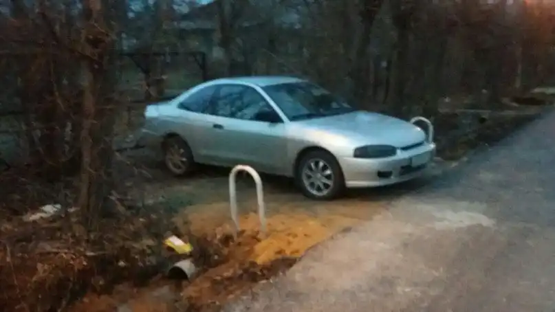 Фото автомобиля MITSUBISHI MIRAGE, 2001 — госномер Р573УО40. Цвет: Серебристый