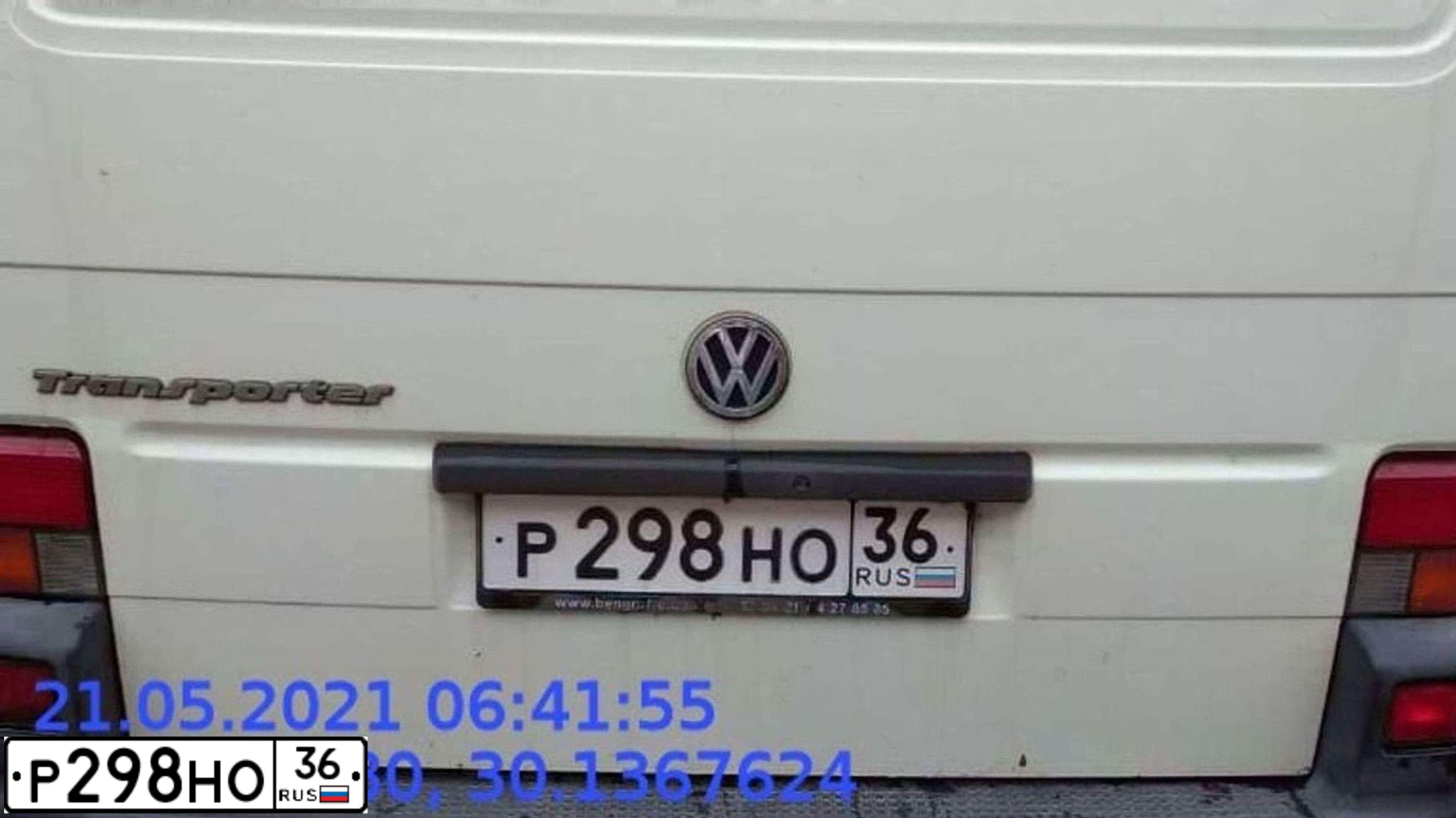 Фото автомобиля VOLKSWAGEN TRANSPORTER, 2001 — госномер Р298НО36. Цвет: БЕЛЫЙ