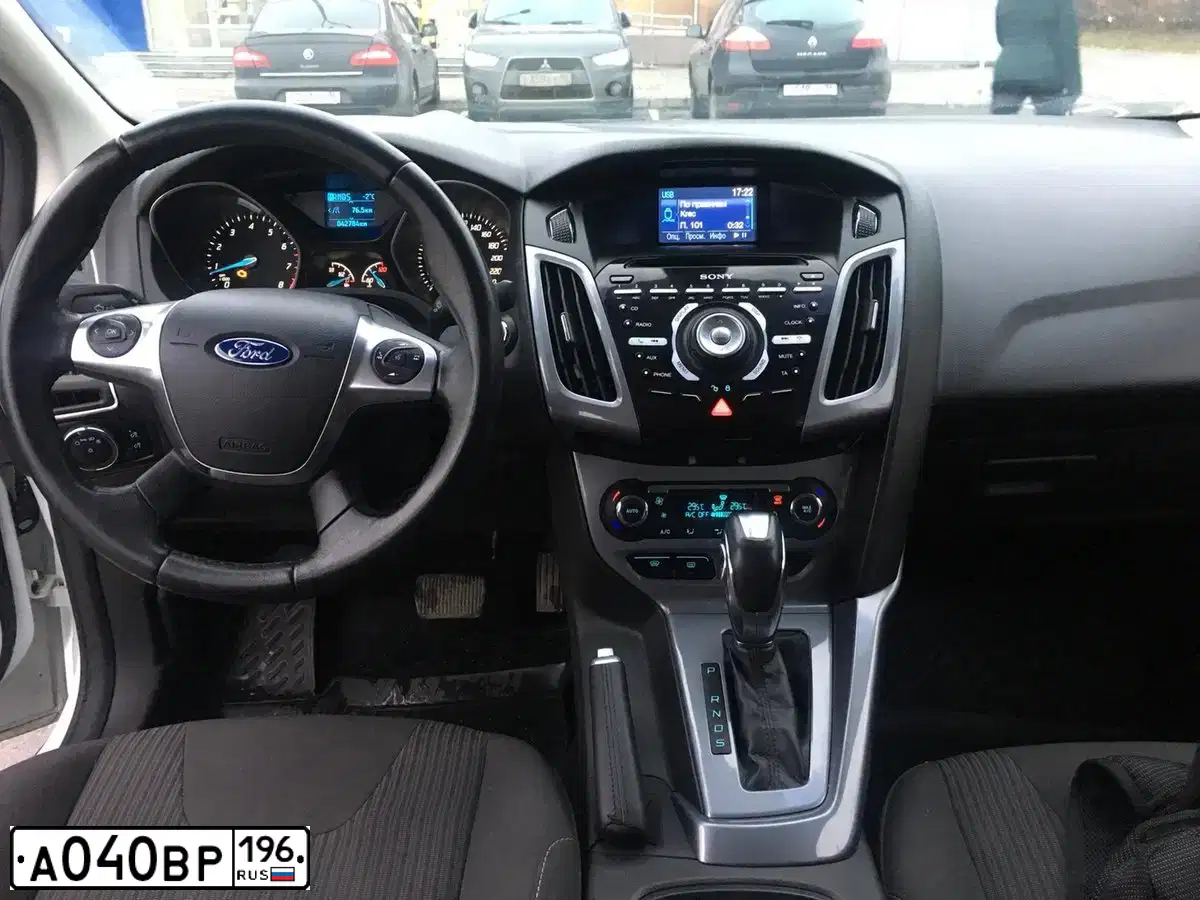 Фото автомобиля FORD FOCUS, 2013 — госномер А040ВР196. Цвет: Белый