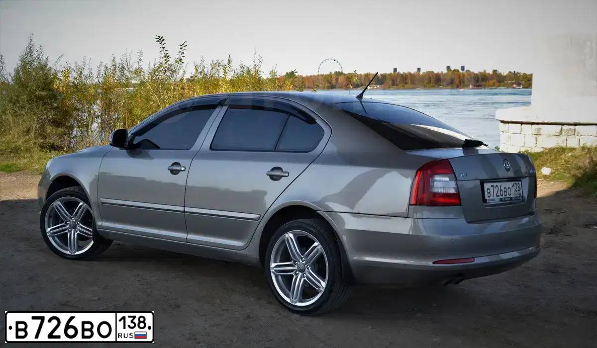 Фото автомобиля SKODA OCTAVIA, 2013 — госномер В726ВО138. Цвет: БЕЖЕВЫЙ