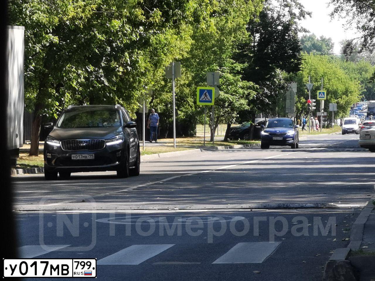 Фото автомобиля KIA SORENTO, 2018 — госномер У017МВ799. Цвет: СЕРЫЙ