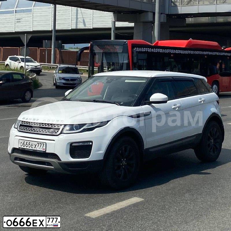 Фото автомобиля LANDROVER RANGE ROVER EVOQUE, 2012 — госномер О666ЕХ777. Цвет: БЕЛЫЙ ЯРКИЙ