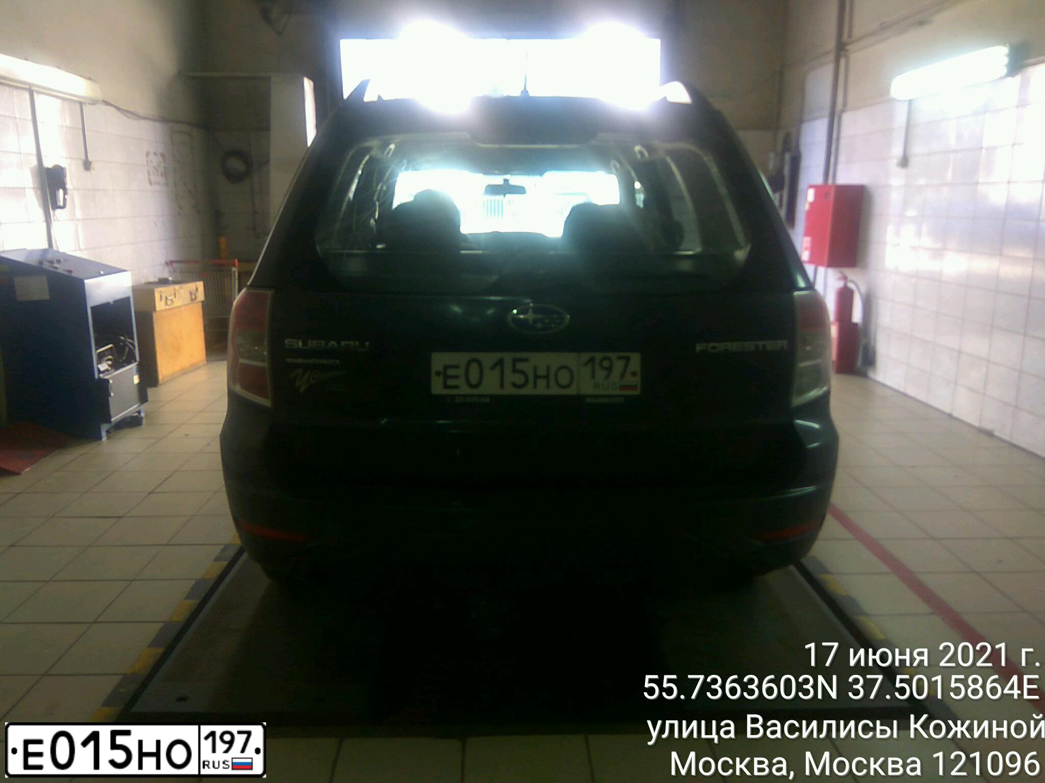 Фото автомобиля FORD FOCUS, 2005 — госномер Е015НО197. Цвет: СЕРЕБРИСТЫЙ