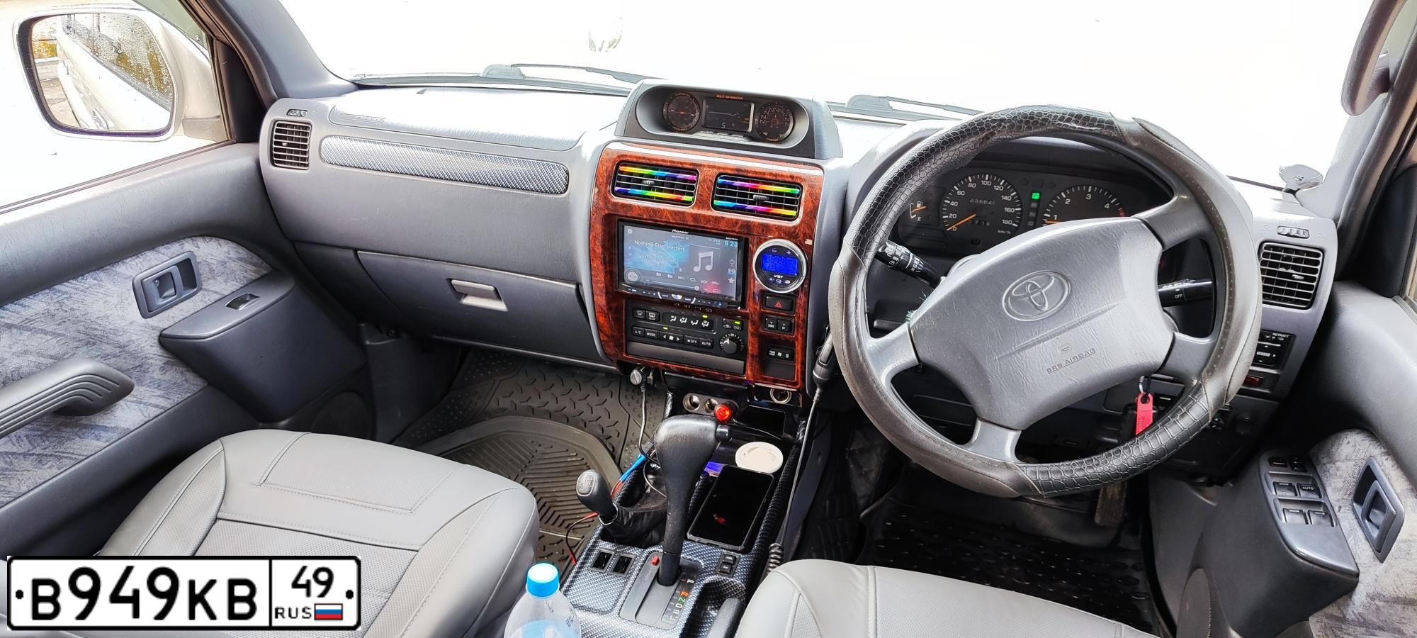 Фото автомобиля TOYOTA LANDCRUISER, 2006 — госномер А110СН01. Цвет: СЕРЕБРИСТЫЙ