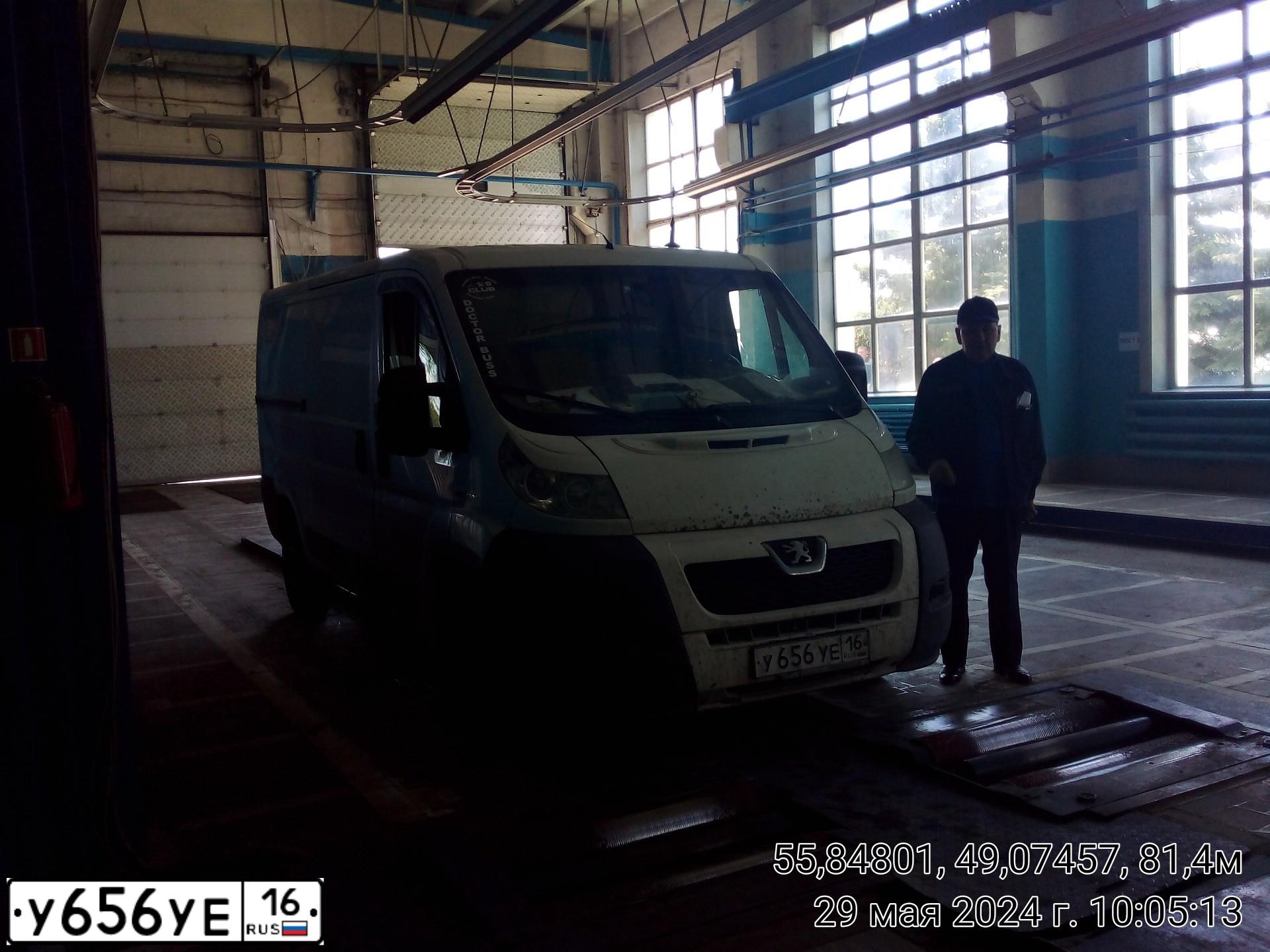 Фото автомобиля PEUGEOT BOXER, 2009 — госномер У656УЕ16. Цвет: Белый