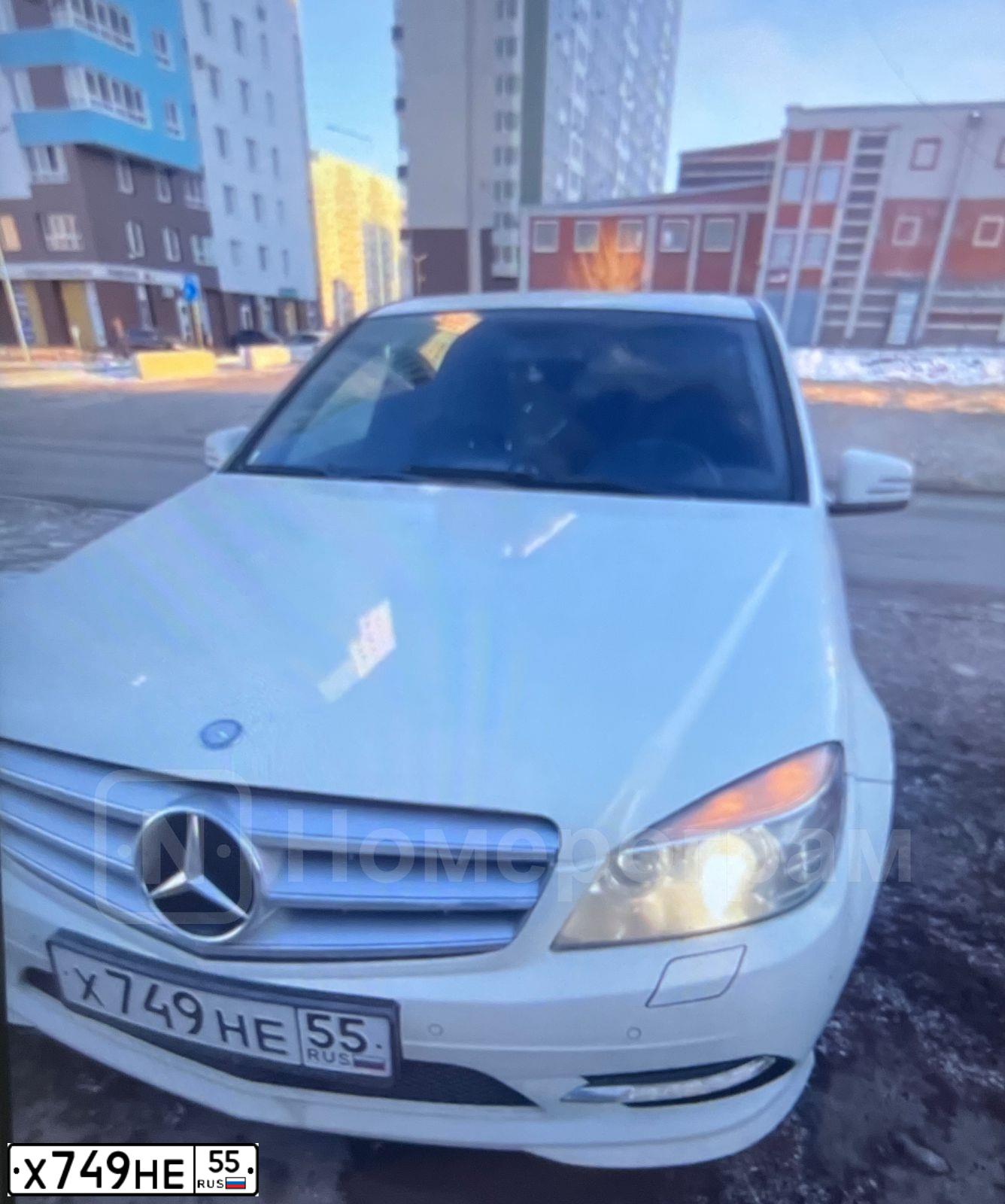 Фото автомобиля MERCEDES C-KLASSE, 2010 — госномер Р121СВ72. Цвет: Белый