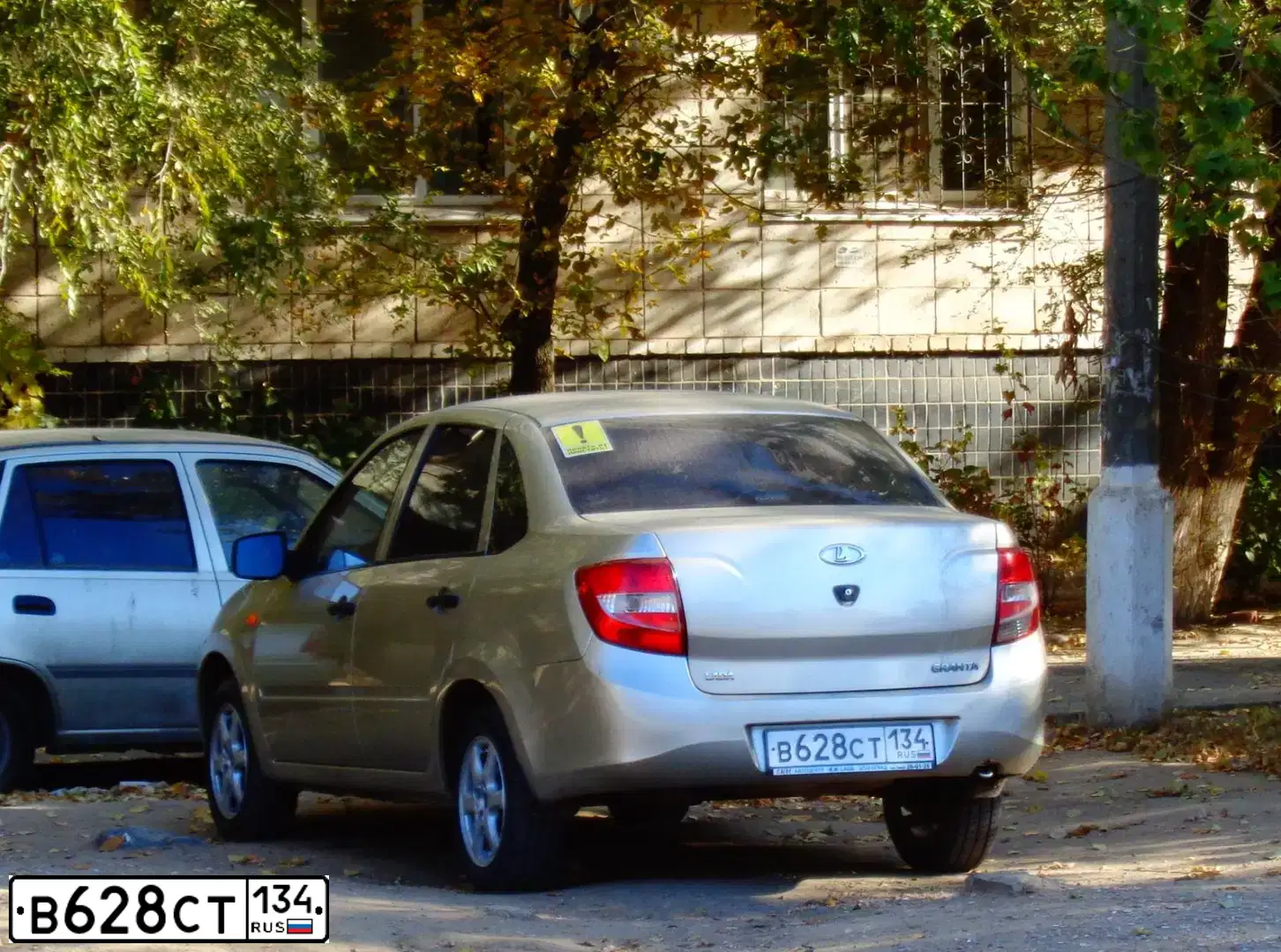 Фото автомобиля LADA 2190 GRANTA, 2012 — госномер Р171МВ34. Цвет: БЕЖЕВЫЙ
