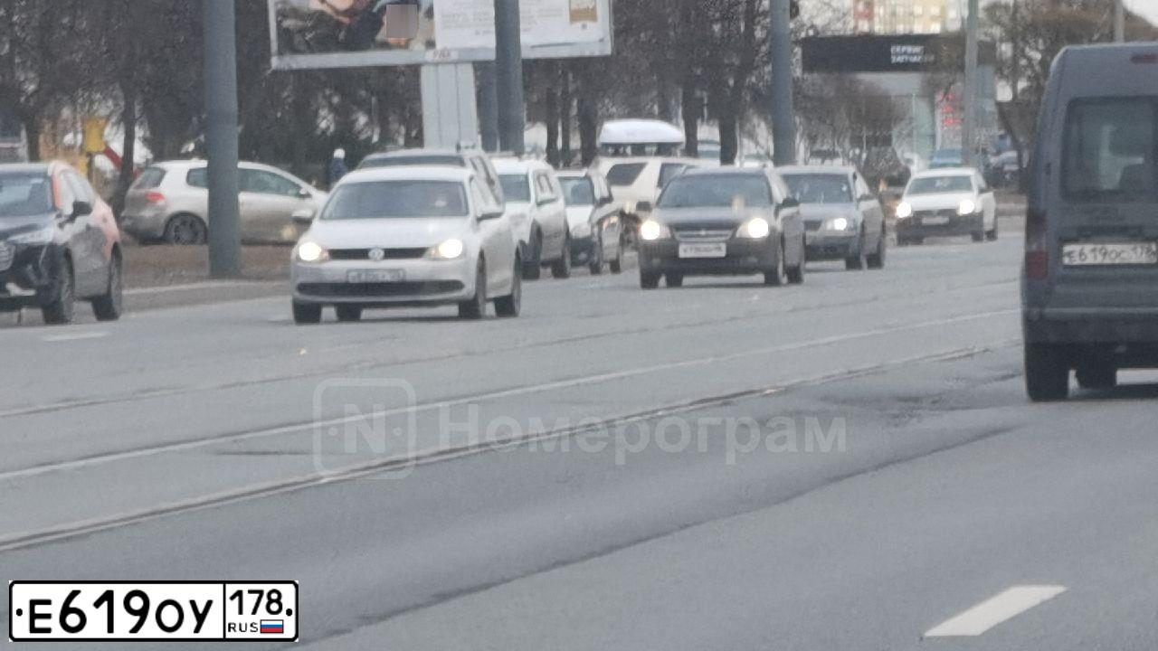 Фото автомобиля VOLVO V50, 2006 — госномер Е619ОУ178