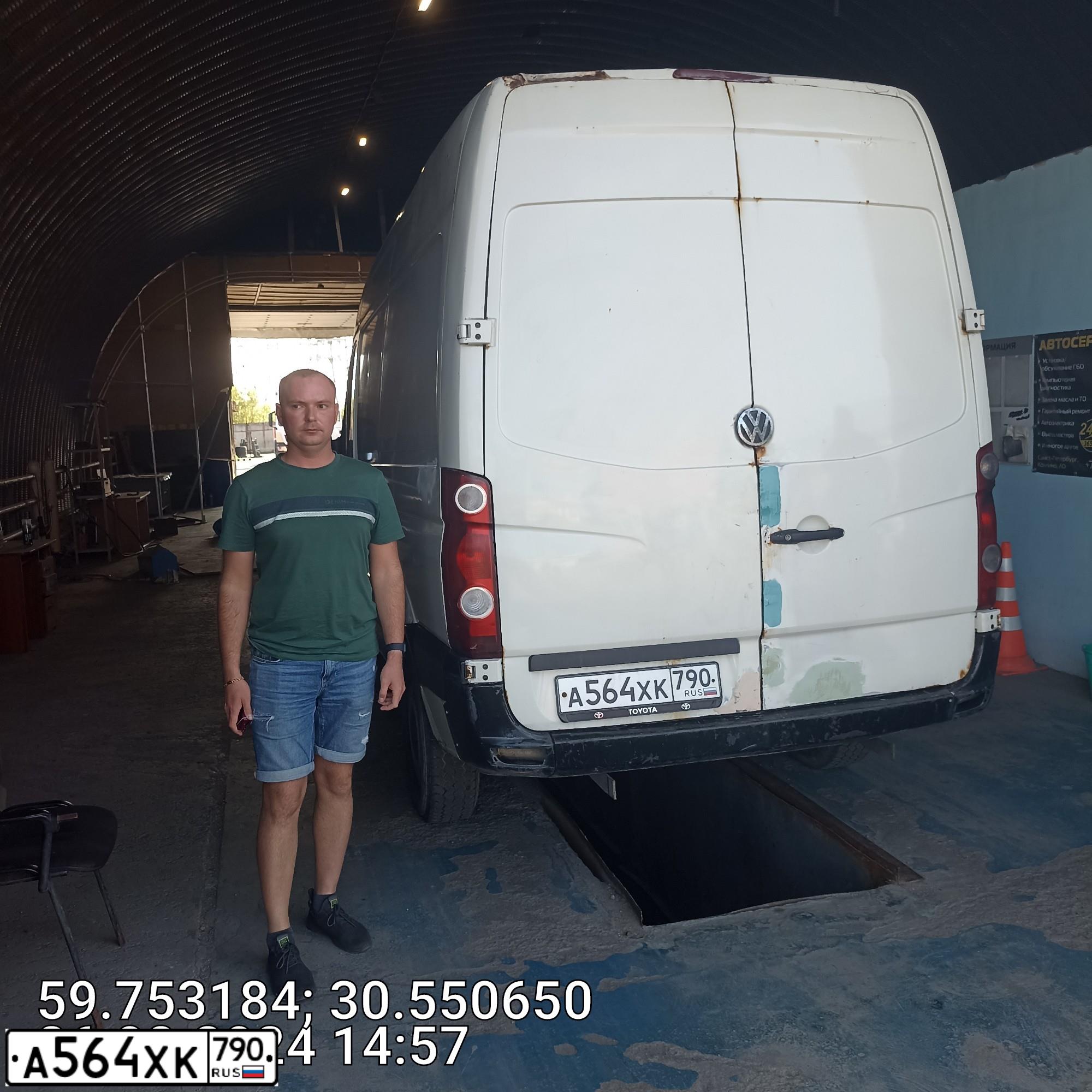 Фото автомобиля VOLKSWAGEN CRAFTER, 2007 — госномер С271КТ750. Цвет: Белый