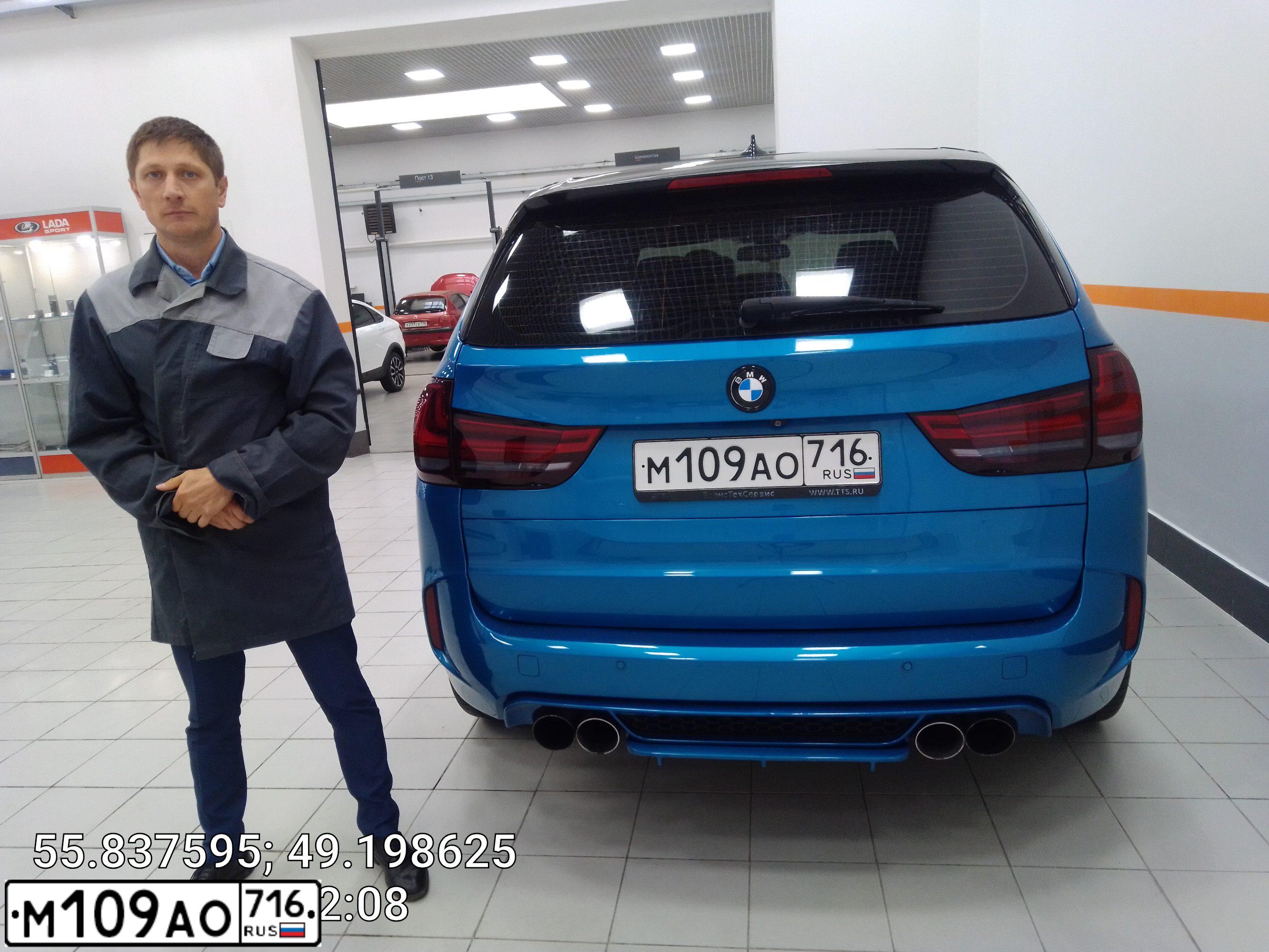 Фото автомобиля BMW X5M, 2016 — госномер Х555ОТ16. Цвет: голубой