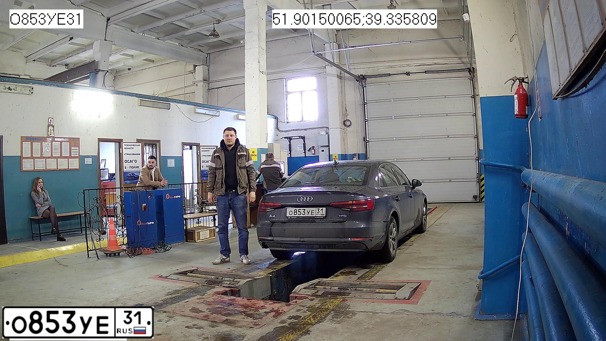 Фото автомобиля AUDI A4, 2017 — госномер О853УЕ31. Цвет: Черно Серый