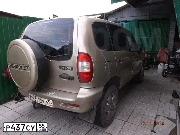 Фото автомобиля CHEVROLET NIVA, 2005 — госномер Р437СУ55. Цвет: БЕЖЕВЫЙ МЕТАЛЛИК