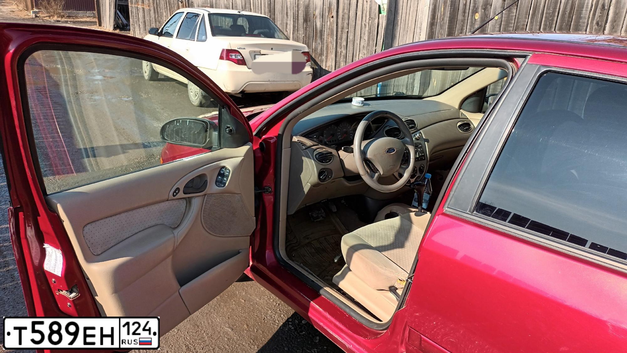 Фото автомобиля FORD FOCUS, 2003 — госномер Т589ЕН124. Цвет: ВИШНЕВЫЙ
