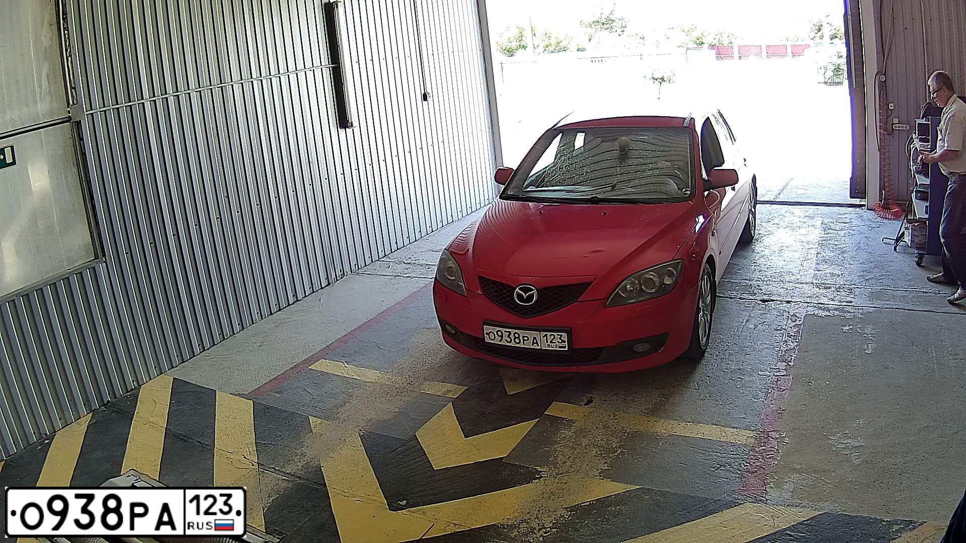 Фото автомобиля MAZDA 3, 2007 — госномер Р101МО82. Цвет: Красный