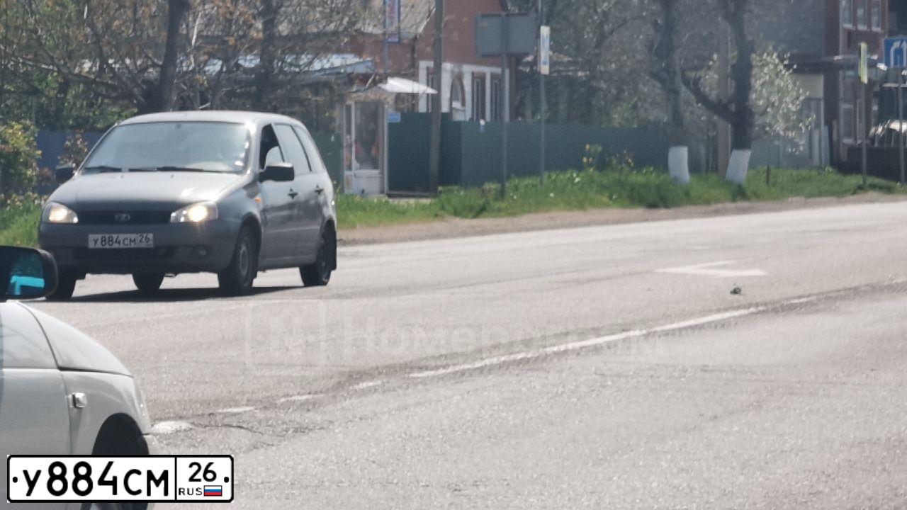 Фото автомобиля LADA 1117 KALINA, 2011 — госномер У884СМ26. Цвет: Темно-серый металлик