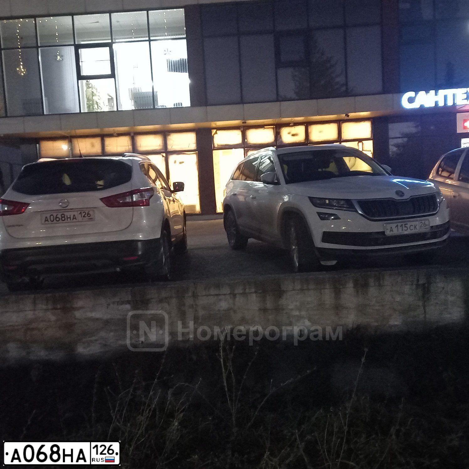 Фото автомобиля NISSAN QASHQAI, 2014 — госномер А068НА126. Цвет: Белый