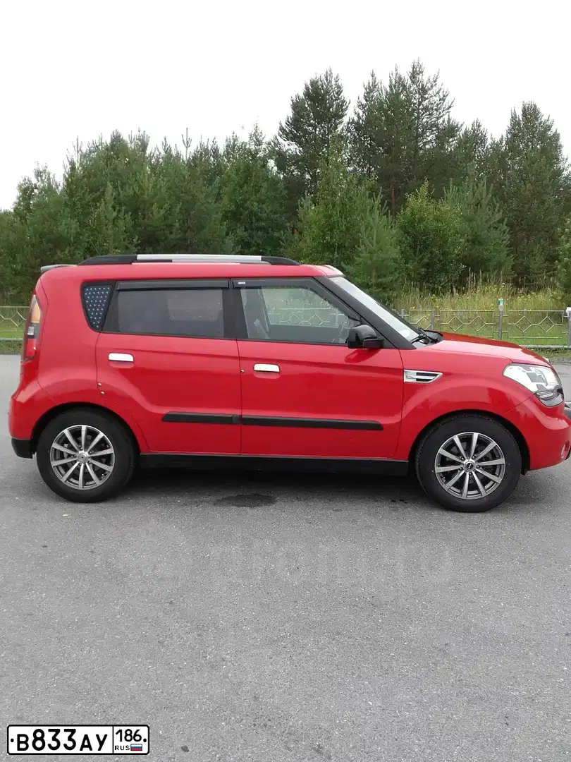 Фото автомобиля KIA SOUL, 2010 — госномер В833АУ186. Цвет: Красный