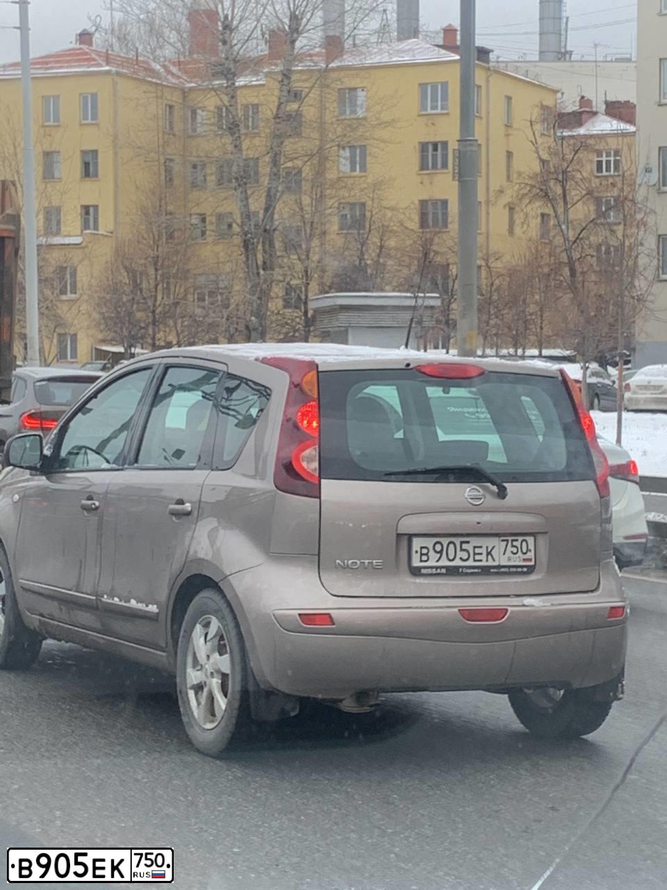 Фото автомобиля NISSAN NOTE, 2013 — госномер В905ЕК750. Цвет: КОРИЧНЕВЫЙ