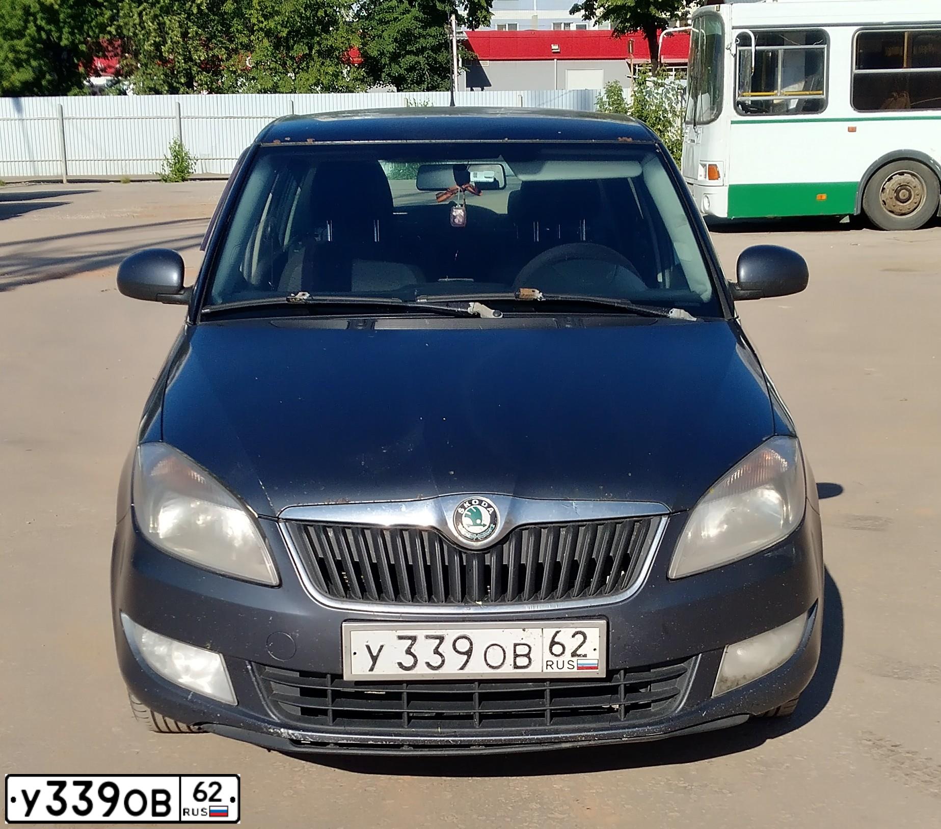 Фото автомобиля SKODA FABIA, 2010 — госномер Р351ЕМ32. Цвет: ТЕМНО-СЕРЫЙ