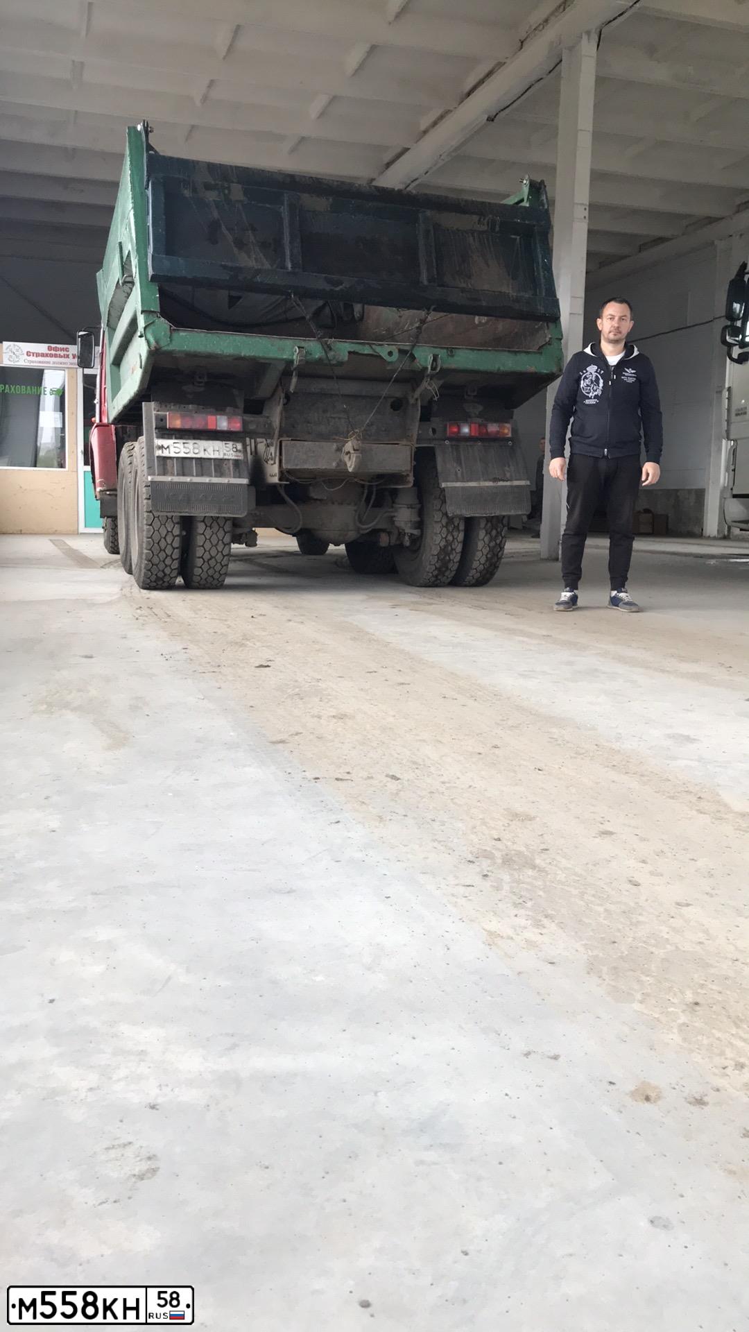 Фото автомобиля KAMAZ 55111 /6X4/, 1994 — госномер М558КН58. Цвет: Красный