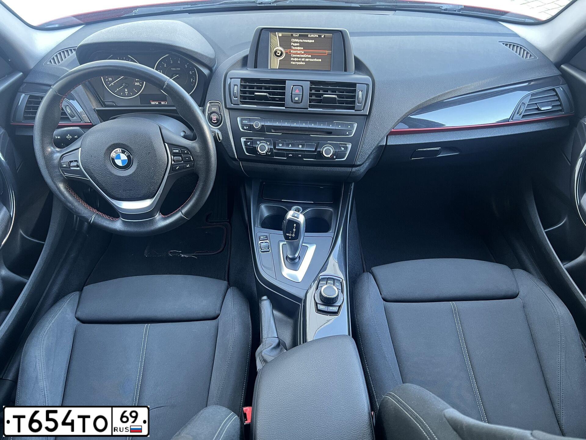 Фото автомобиля BMW SERIE 1, 2013 — госномер У543ТЕ198. Цвет: Красный