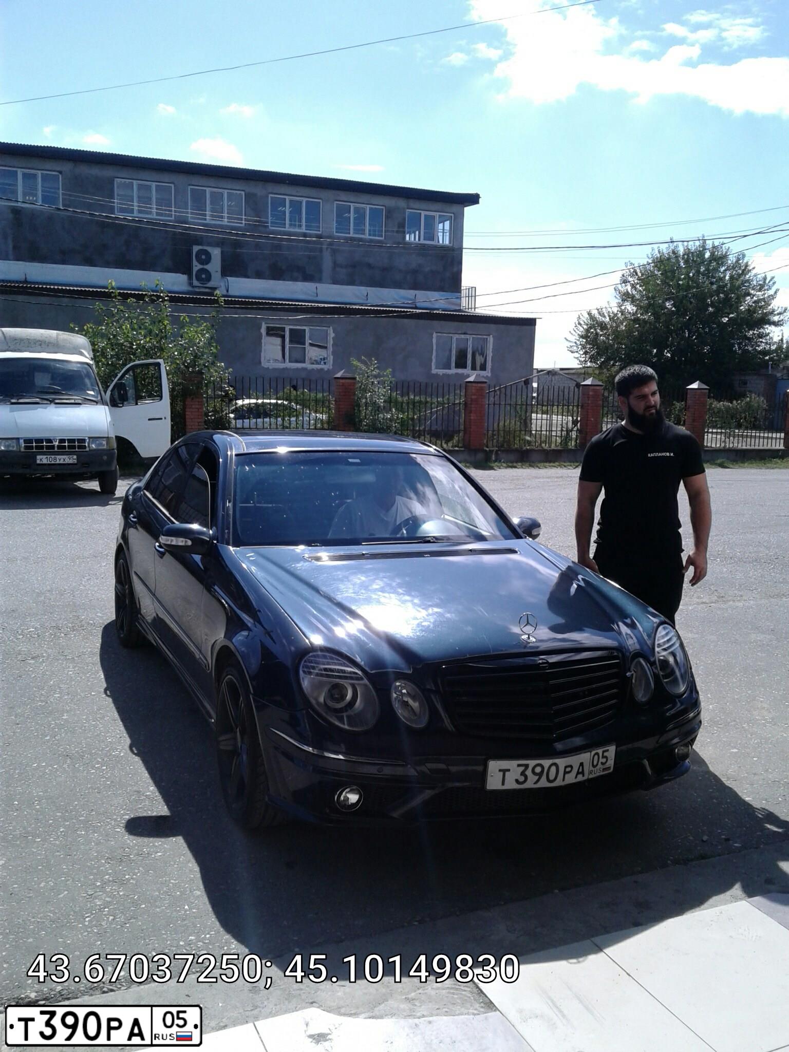 Фото автомобиля MERCEDES E-KLASSE, 2002 — госномер К002МН05. Цвет: ТЕМНО-СИНЯЯ