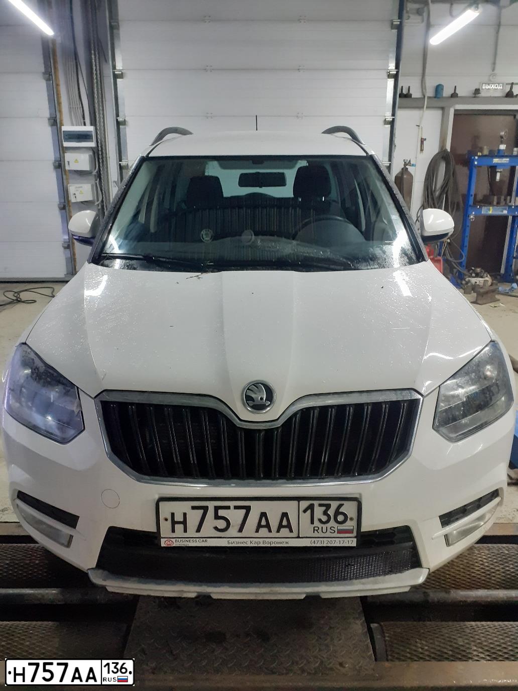 Фото автомобиля ШКОДА ЕТТИ, 2014 — госномер Е836ХТ36. Цвет: Белый
